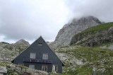 28. Mangartska koča. Vrh Mangarta je već u oblaku